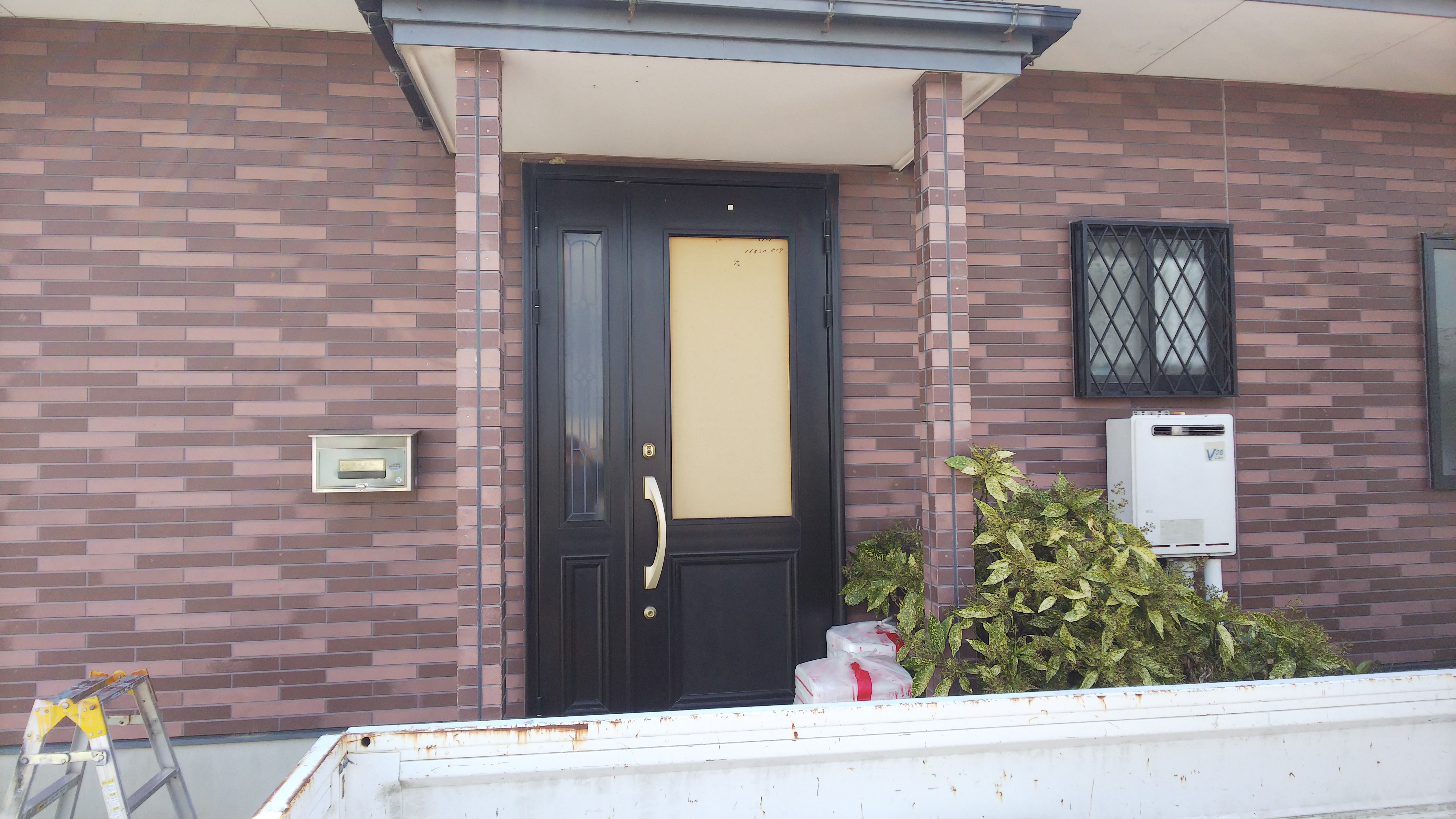 玄関ﾄﾞｱｶﾞﾗｽ修繕及装飾ﾌｨﾙﾑ工事